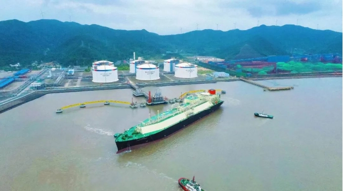 LNG船项目首制船“绿能瀛”在宁波“绿能港”完成冷舱，开启首航